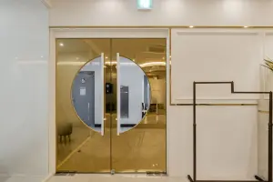 골드 틴트 유리문이 돋보이는 럭셔리 에스테틱